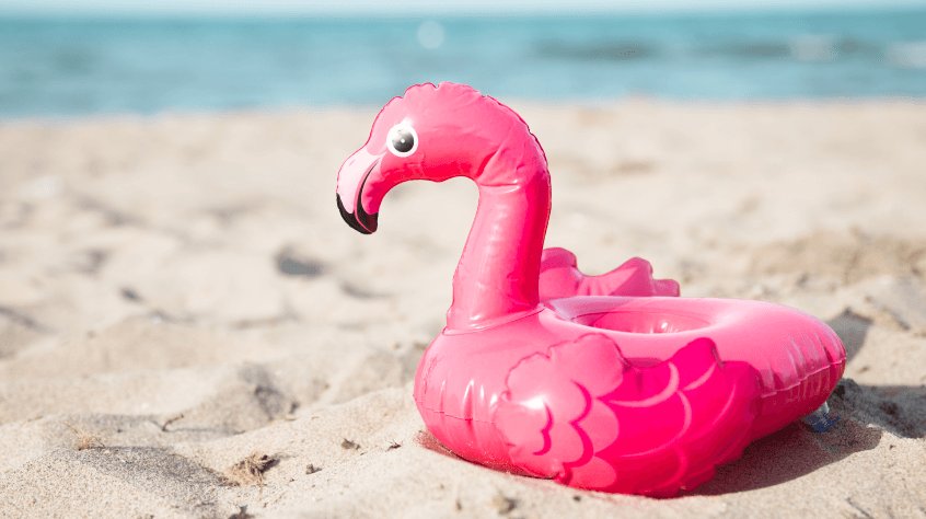 Εικόνα από παραλία και ένα φουσκωτό flamingo